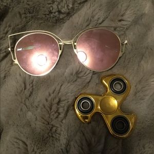Sunglasses and a figit spinner